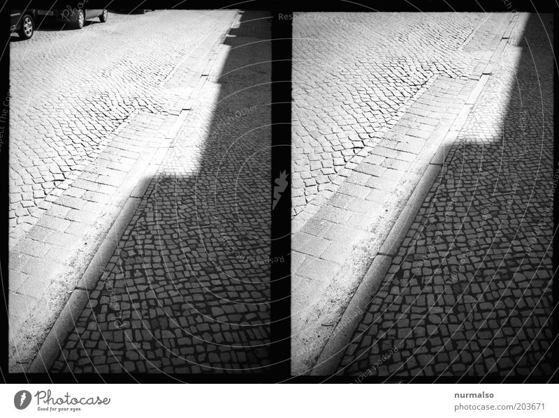 Bordstein in Eckkontrast Kunst Umwelt Menschenleer Verkehr Straße Bordsteinkante Pflastersteine Muster ästhetisch authentisch dunkel eckig einfach stagnierend
