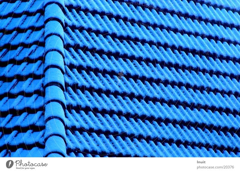 Dach Dachziegel Haus Architektur blau Schnee Detailaufnahme Strukturen & Formen