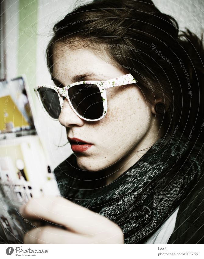 Pokerface Mensch feminin Jugendliche Kopf 1 Accessoire Sonnenbrille lesen modern Farbfoto Innenaufnahme Tag Zentralperspektive Tuch Zeitschrift Junge Frau