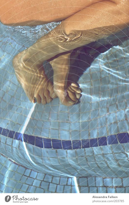 Badende Beine Mensch Junge Frau Jugendliche Erwachsene 1 Schwimmen & Baden Schwimmbad Fliesen u. Kacheln Sommerurlaub Erholung sitzen Wasser blau Zehen Schatten