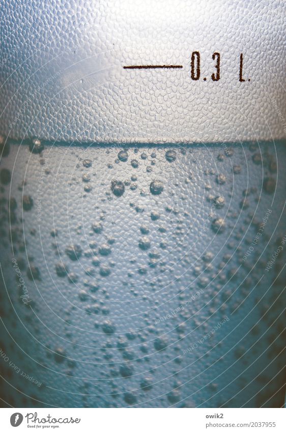 Maßhalten Becher Trinkwasser Krankenhaus Mineralwasser Blase sprudelnd Kunststoff Schriftzeichen Ziffern & Zahlen Bewegung nah Gesundheitswesen kompetent
