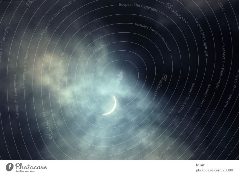 Sonnenfinsternis 1999 (02) Wolken Astronomie Sichel Stern Mond Naturphänomene Gegenlicht Astrofotografie Textfreiraum oben Textfreiraum unten