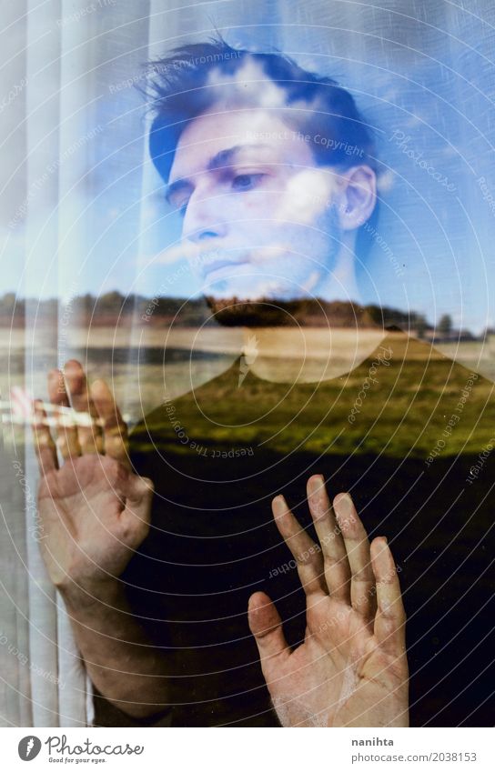 Junger Mann, der Natur durch ein Fenster schaut Lifestyle maskulin Jugendliche 1 Mensch 18-30 Jahre Erwachsene Kunst Umwelt Landschaft Luft Himmel Kristalle