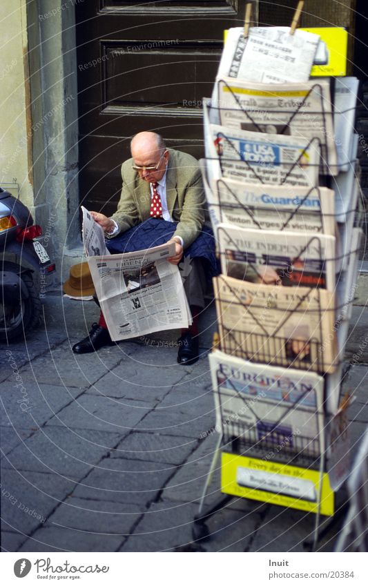 Zeitungsleser Florenz Italien lesen Literatur Mann sitzen