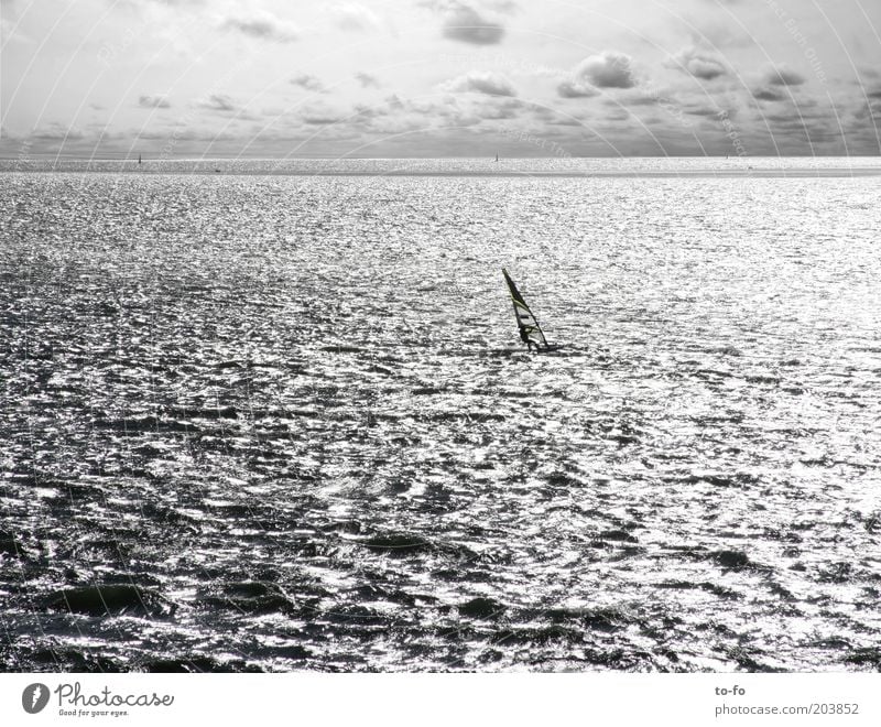 Surfer Freizeit & Hobby Sommer Sommerurlaub Meer Wellen Mensch 1 Umwelt Natur Landschaft Wasser Himmel Wolken Wind Küste Nordsee Bewegung Sport Surfen