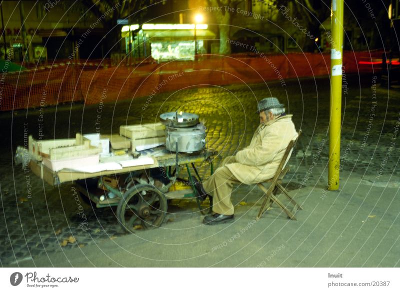 Maronenverkäufer Nacht ruhig Italien Ernährung Straße Kastanienbaum