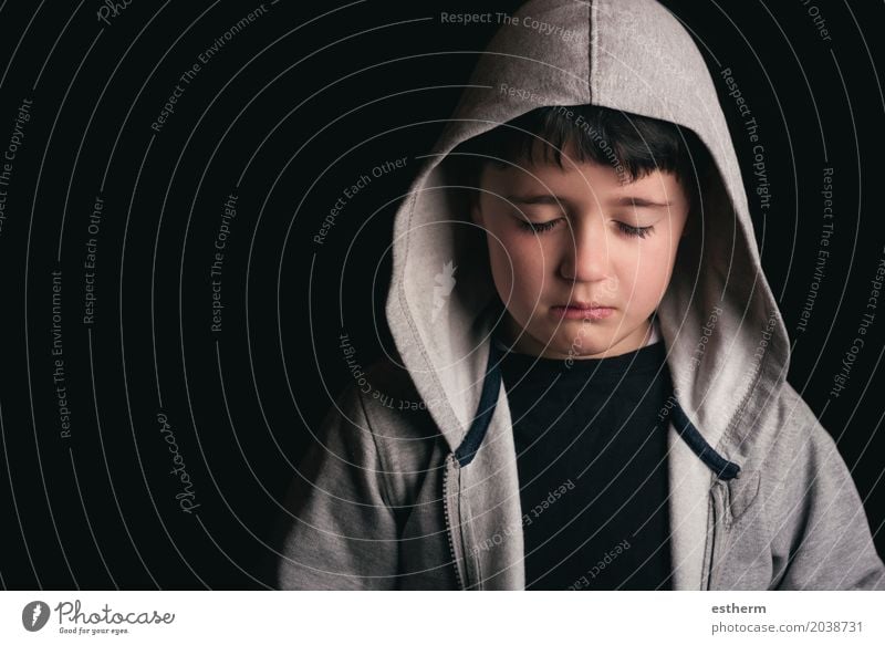 Trauriger Junge auf schwarzem Hintergrund Kind Kopf 1 Mensch 3-8 Jahre Kindheit Pullover schwarzhaarig Traurigkeit Sorge Trauer Schmerz Einsamkeit schuldig Reue