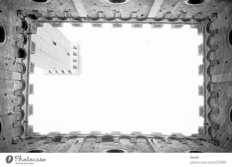 Himmelwärts Italien Zinnen Architektur Schwarzweißfoto Siena Mauer