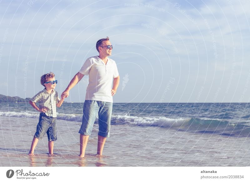 Vater und Sohn, die auf dem Strand zur Tageszeit spielen. Lifestyle Freude Leben Erholung Freizeit & Hobby Spielen Ferien & Urlaub & Reisen Ausflug Abenteuer