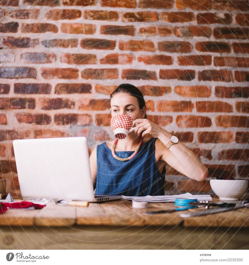 Junge kaukasische Geschäftsfrau, die vom Haus arbeitet trinken Kaffee Tee Lifestyle Schreibtisch Arbeit & Erwerbstätigkeit Büro Business Mittelstand Notebook