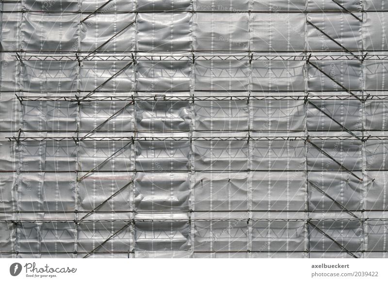 Baugerüst und Plane Haus Hochhaus Bauwerk Gebäude Fassade grau silber Hintergrundbild Modernisierung horizontal Konstruktion Baustelle Abdeckung verpackt