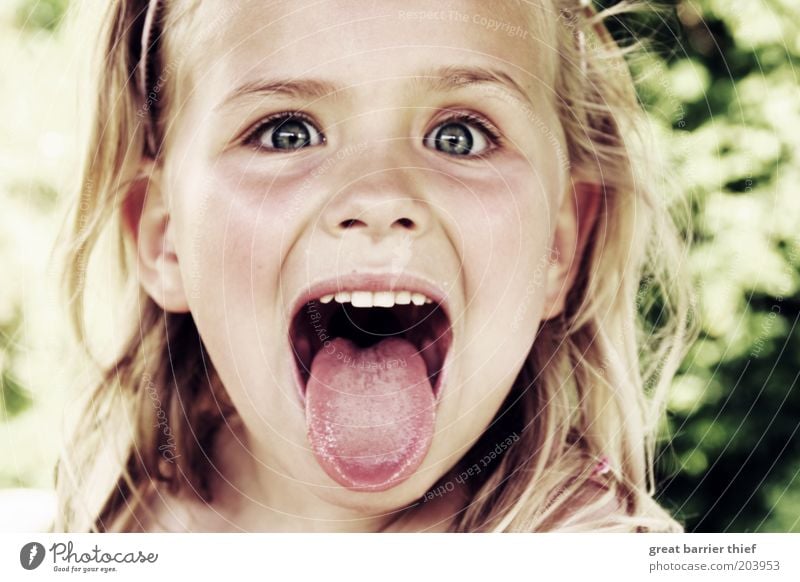Wahn mit Sinn Kind Kleinkind Mädchen Kindheit Kopf 3-8 Jahre einzigartig Zunge verrückt spontan frech lustig provokant niedlich Farbfoto Außenaufnahme