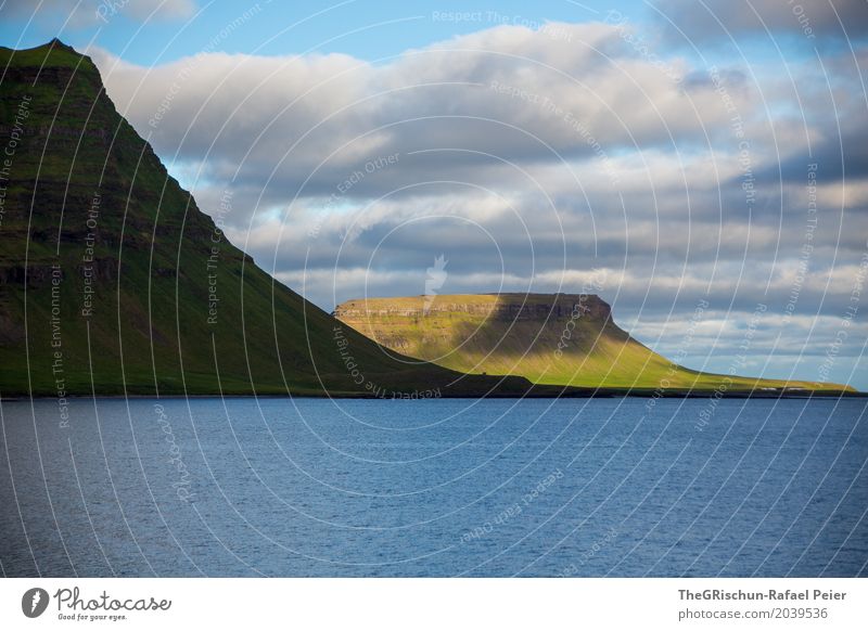 Island - Berg Umwelt Natur Landschaft blau grün schwarz weiß Berge u. Gebirge Kirkjufell Sonne Lichtspiel Wolken Stimmung Wasser Klippe Meer Schatten Farbfoto