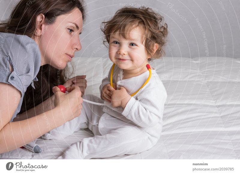 Baby und Mutter spielen als Arzt und Patient Freude schön Krankheit Medikament Spielen Kind Prüfung & Examen Beruf Krankenhaus sprechen Kleinkind Frau