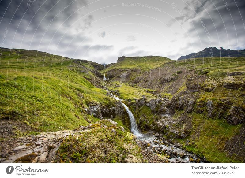 Wasserfall Umwelt Natur Landschaft Hügel Felsen grau grün weiß Stimmung Island Weide Reisefotografie Wolken Stein Farbfoto Außenaufnahme Menschenleer