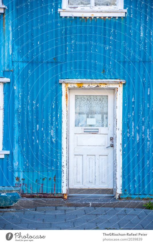 Door Dorf blau weiß Tür Fenster Haus Bauwerk Island Farbe Wellblech Rost Schloss Vorhang Pflastersteine Farbfoto Außenaufnahme Menschenleer Textfreiraum oben