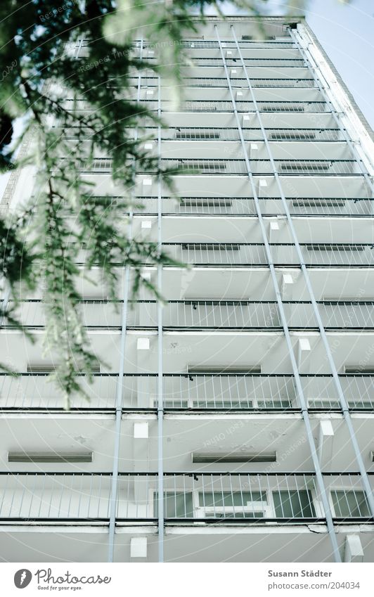 for sale Haus Hochhaus Fassade Balkon Plattenbau Geländer alt Außenaufnahme Menschenleer Froschperspektive Zentralperspektive Blick nach oben Wohnhochhaus Tag