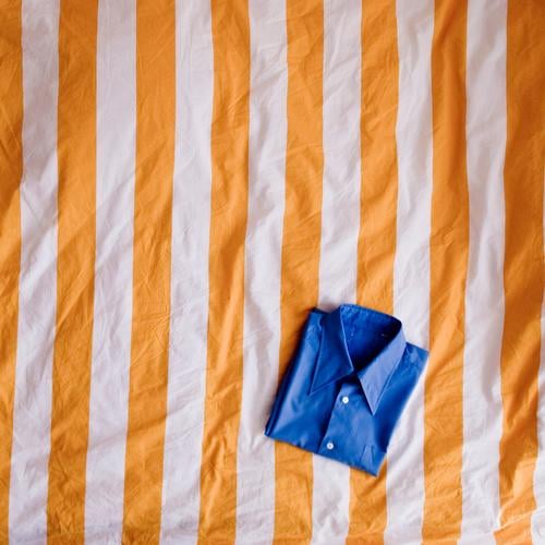 Komplementärfaltung Bekleidung Hemd blau gelb Ordnungsliebe Reinlichkeit Sauberkeit gefaltet Bettwäsche Bettdecke gestreift Streifen Mode mehrfarbig