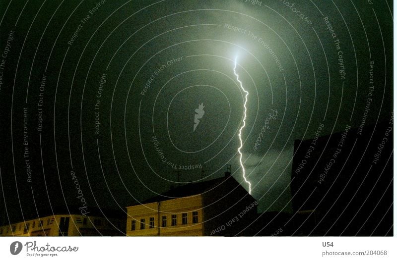 Blitzdings Haus Gewitterwolken Blitze gefährlich Farbfoto Außenaufnahme Experiment Menschenleer Nacht Langzeitbelichtung Blitzschlag Elektrizität elektrisch