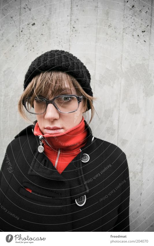nerdyful Mensch feminin Junge Frau Jugendliche Erwachsene Mode Mantel Brille Mütze brünett Blick schön kalt natürlich nerdig Coolness eitel Designerbrille