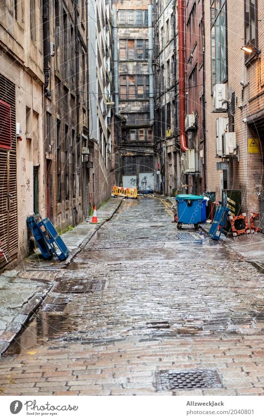 Crime alley Glasgow Schottland Stadt Stadtzentrum Fassade dreckig dunkel gruselig hässlich kaputt grau Einsamkeit Ende Endzeitstimmung Verfall Zerstörung