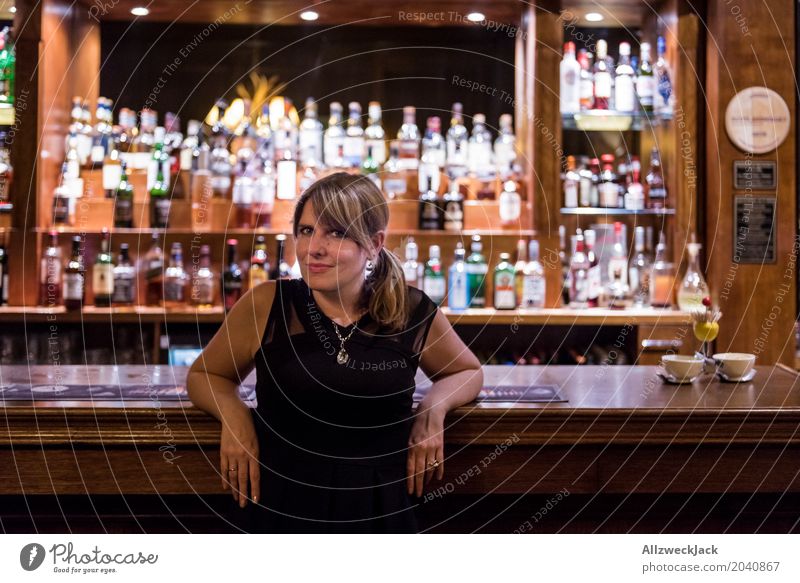 Girl on a Bar 2 Farbfoto Innenaufnahme Porträt Oberkörper Kunstlicht Abend Blick nach vorn Lifestyle Freizeit & Hobby Alkohol Flirten ausgehen trinken