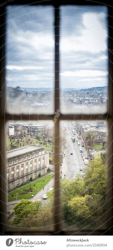 Durchs Fenster Edinburgh Schottland Stadt Stadtzentrum Altstadt Straßenverkehr dunkel blau grün Aussicht Fensterblick Gewitterwolken Ferien & Urlaub & Reisen