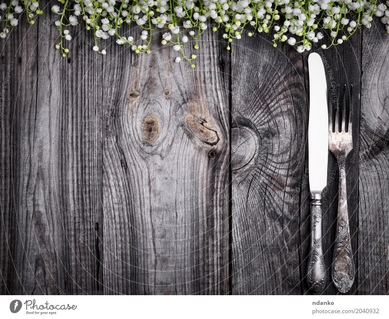 Besteck auf der grauen Holzoberfläche Abendessen Messer Gabel Dekoration & Verzierung Tisch Küche Restaurant Blume Metall alt Essen oben schwarz Kulisse
