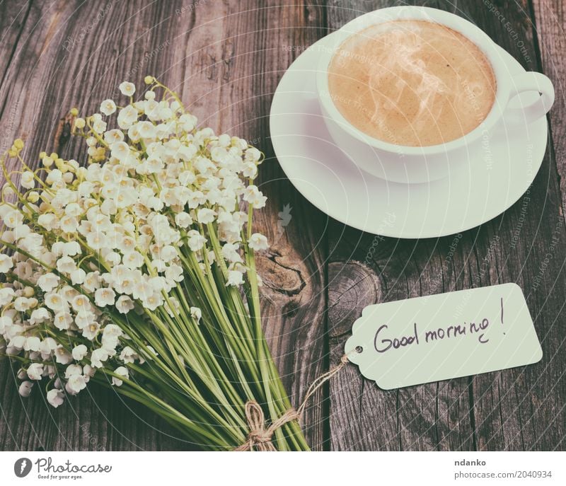 Tasse heißen schwarzen Kaffee und ein Bouquet Frühstück Heißgetränk Espresso Becher Tisch Restaurant Blume Blumenstrauß Holz Blühend frisch gut oben retro braun