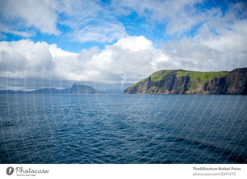 Klippen Umwelt Natur Landschaft blau grau grün weiß Felsen Küste Meer Weide Wolken Føroyar Farbfoto Außenaufnahme Menschenleer Textfreiraum oben