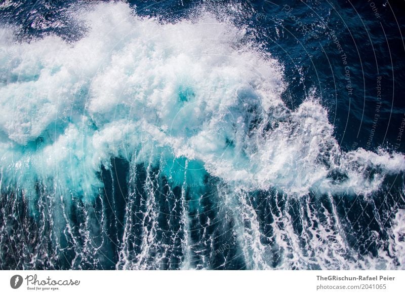 Wellen Natur Wasser Wassertropfen blau türkis weiß Meer Gischt nass spritzen Schifffahrt Vogelperspektive kalt Außenaufnahme Menschenleer Textfreiraum links