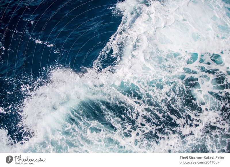 Wellen III Natur blau türkis weiß Naturgewalt Wasser Meerwasser Schifffahrt Gischt nass kalt spritzen Außenaufnahme Textfreiraum links Textfreiraum rechts