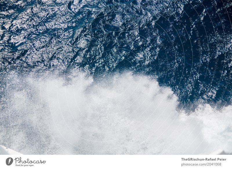 Meer Natur blau türkis weiß Wellen Schifffahrt Gischt spritzen Wassermassen Verdrängung nass Meerwasser Vogelperspektive Farbfoto Außenaufnahme