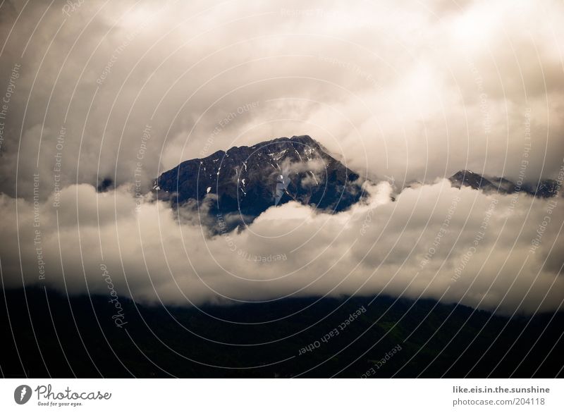 majestätisch. Ferne Berge u. Gebirge Wolken schlechtes Wetter Nebel Regen Felsen Alpen Gipfel Nebelbank Hochnebel Wolkenband Textfreiraum links