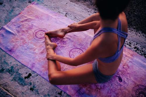 Junge kaukasische Frau, die auf der Yogamatte im Freien meditiert Lifestyle Körper Gesundheit Gesundheitswesen sportlich Fitness Wellness Erholung Meditation