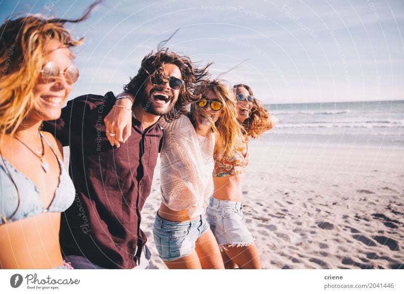 Gruppe junge erwachsene Freunde, die zusammen auf den Strand gehen Lifestyle Freude Ferien & Urlaub & Reisen Sommer Meer Junge Frau Jugendliche Junger Mann