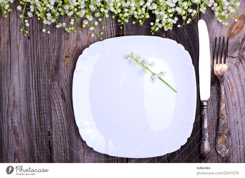 Weiße Platte mit Vintage Eisen Besteck Abendessen Festessen Teller Gabel Dekoration & Verzierung Tisch Küche Restaurant Blume Holz Metall alt Blühend oben weiß