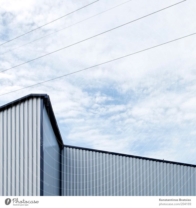 ein vogel, zickzack und diagonal Himmel Wolken Gebäude Halle Lager Industriebau Fassade Fassadenverkleidung eckig einfach blau grau silber Hochspannungsleitung