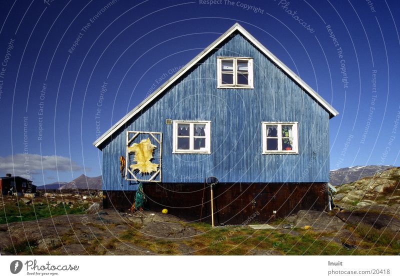 Blaues Haus Grönland Holzhaus Fell Arktis Europa blau Himmel
