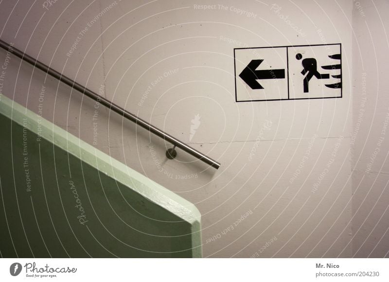 fire exit Parkhaus Treppe Zeichen Hinweisschild Warnschild gefährlich Fluchtweg Angst Keller Richtung Treppengeländer laufen Stress Notausgang Panik Todesangst