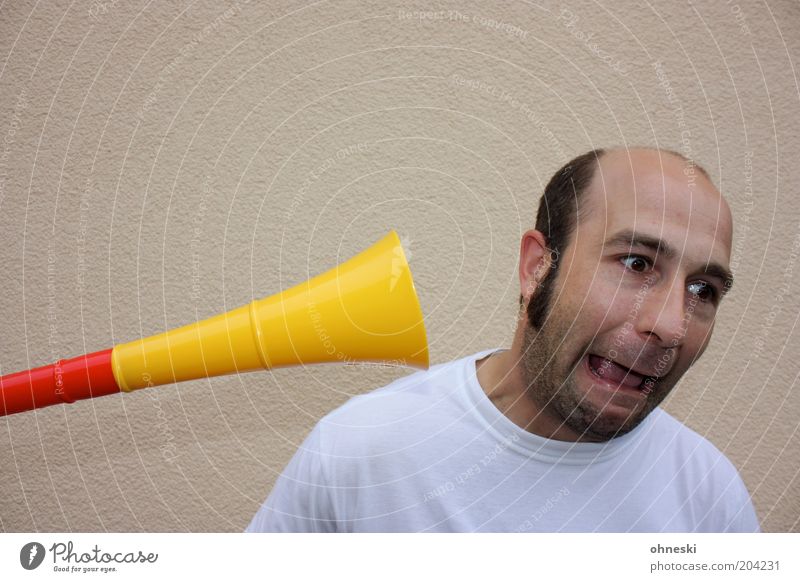 Vuvuzela-Alarm maskulin 30-45 Jahre Erwachsene Musik Trompeter Entsetzen Krach Deutschland WM 2010 Fan Fußball laut Lautstärke Farbfoto Zentralperspektive