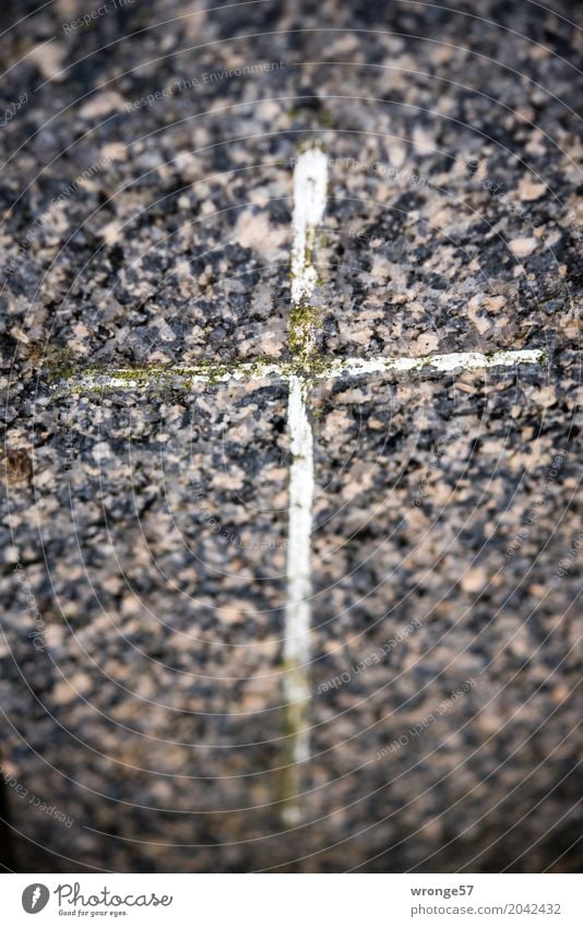 Risiko | unausweichlich Stein Zeichen Kreuz alt dunkel Stadt braun grau schwarz weiß Güte Christliches Kreuz Grabstein Erinnerung erinnern Christentum vergessen