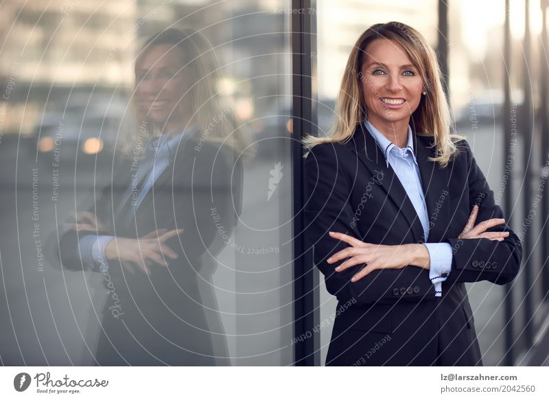 Alleinstehende selbstbewusste und attraktive weibliche Geschäftsfrau Glück Business Frau Erwachsene 1 Mensch 30-45 Jahre Anzug blond Lächeln modern blau