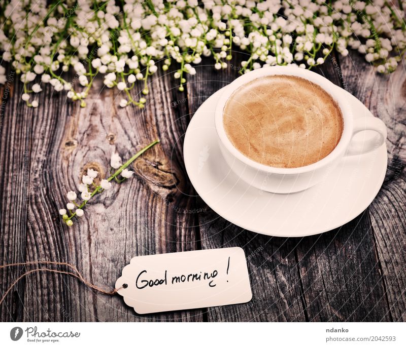 Tasse Kaffee auf einer Untertasse Frühstück Espresso Restaurant Blume Blumenstrauß Holz Essen frisch gut heiß oben retro braun schwarz weiß Café Tag trinken