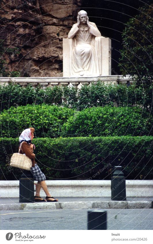 Warten Statue Frankreich Marseille Langeweile Frau sitzen beobachten