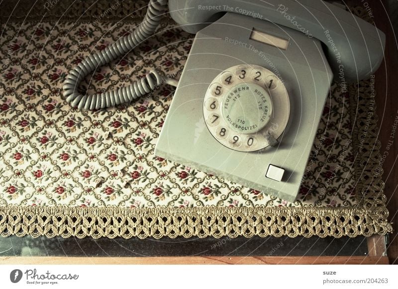 Telefon Telekommunikation Kommunizieren alt retro Kontakt Vergangenheit Notruf DDR kultig Wählscheibe Nostalgie Telefonhörer altmodisch grau Vogelperspektive