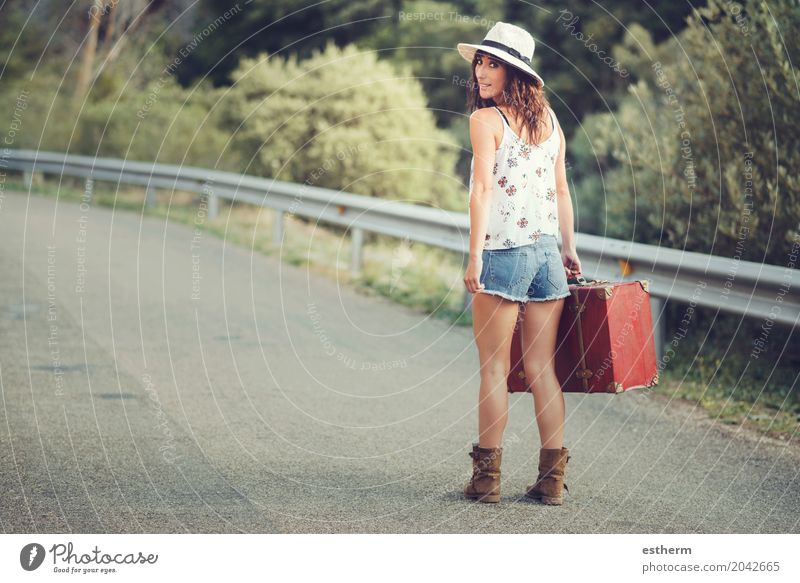 Junges Mädchen mit einem Koffer unterwegs Lifestyle Ferien & Urlaub & Reisen Tourismus Ausflug Abenteuer Freiheit Sightseeing Sommer Sommerurlaub Mensch feminin