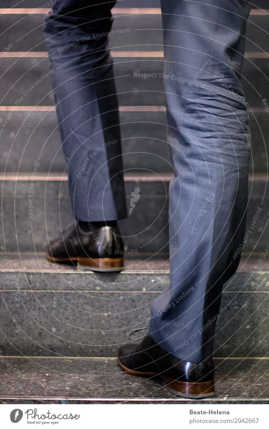 Businessman auf dem Weg nach oben Treppe Aufstieg Mann Anzugshose Schuhe Outfit Topmanagement aufwärts Treppenhaus Geschäftsleben zielstrebig Businessschuhe