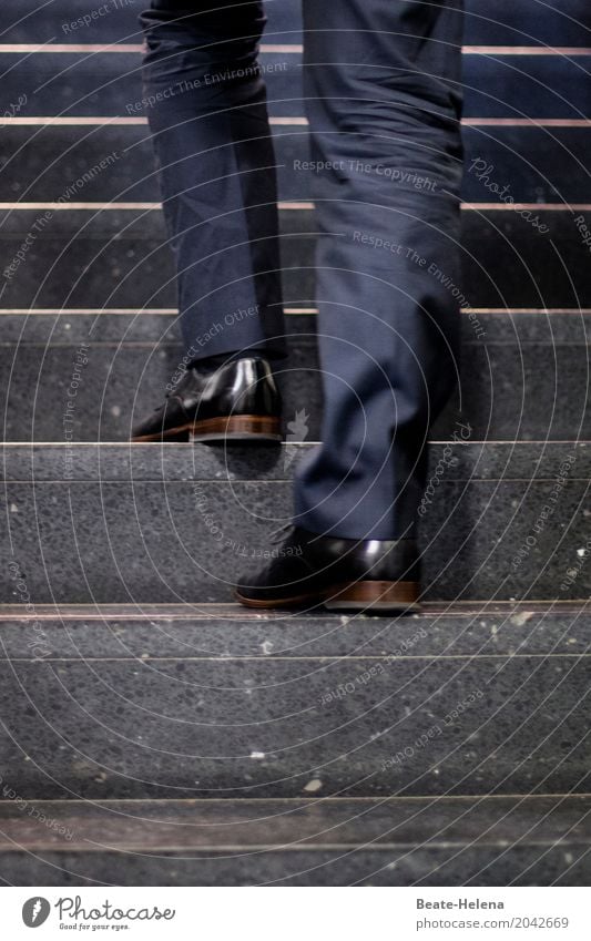gut geputzte Schuhe können den Weg nach oben ebnen glänzend poliert sauber Reflexion & Spiegelung Innenaufnahme Treppe Business Geschäftsmann Aufstieg Erfolg