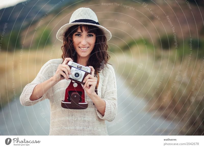 Lächelndes Mädchen mit Kamera auf dem Gebiet Lifestyle Freizeit & Hobby Ferien & Urlaub & Reisen Ausflug Abenteuer Sightseeing Fotokamera Mensch feminin